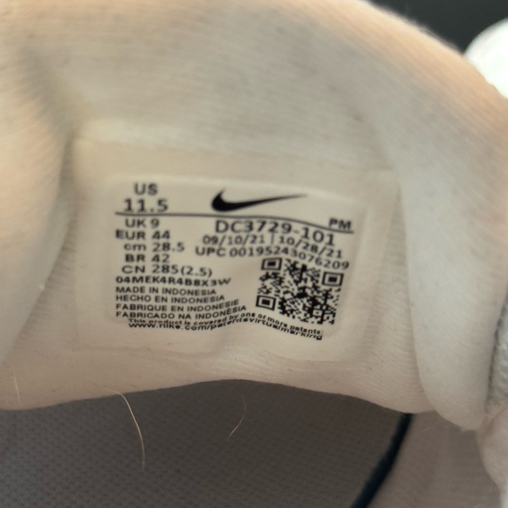 Nike Women's White and Silver Athletic Shoes - Picture 7 of 7